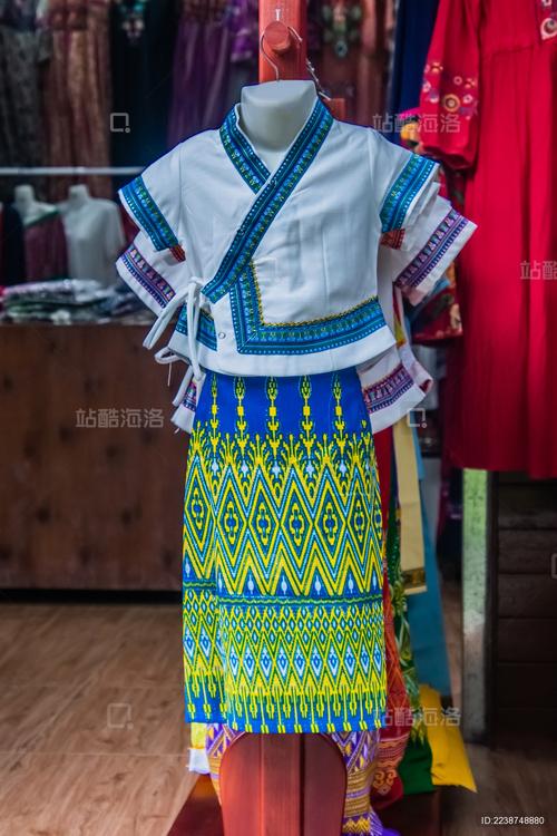 中國云南省傣族女士民族盛裝服飾日用品_站酷海洛_正版圖片_視頻_字體