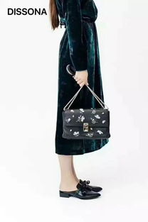 圣誕特別禮遇來(lái)襲 潮流大牌服飾低至5折,更有部分商品滿額贈(zèng)禮驚喜來(lái)襲